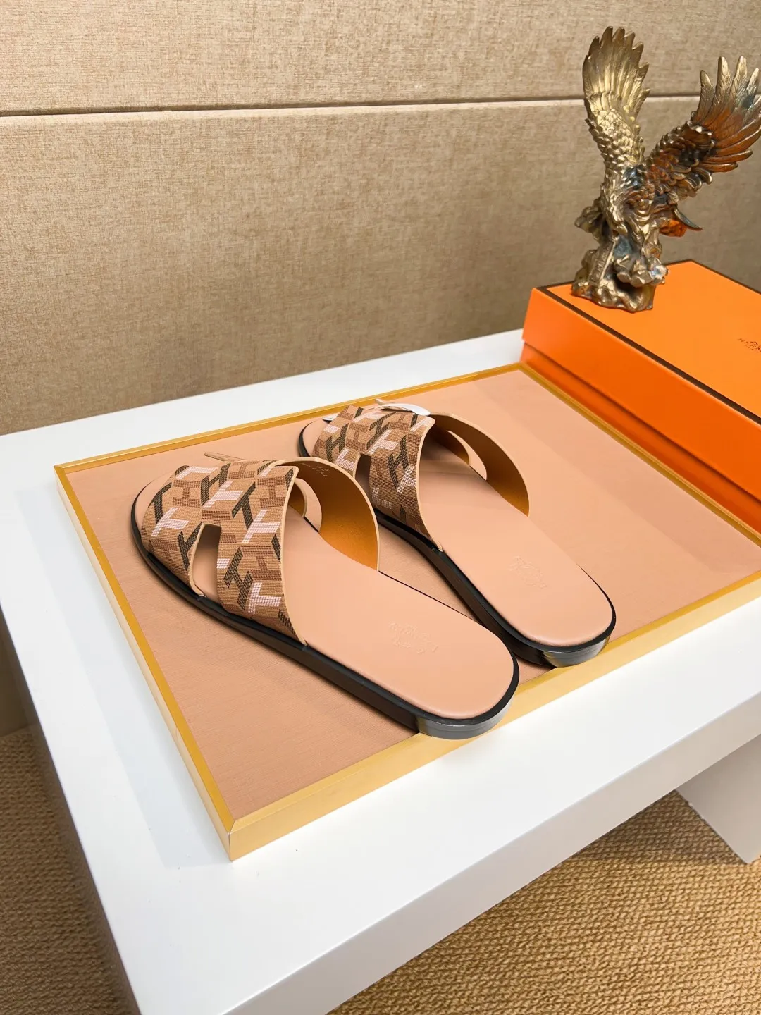 Men's clothing and shoes 💰280 💅💅💅 new arrival. Hermes Hermes official website latest counter synchronized new oran color leather H slippers, the original Paris version flew back to the original model and opened the mold to make it perfectly🍌The highest quality Sincerity, you can enter and leave the counter at will [Deyi] The upper is made of original customized  colored palm prints, crocodile print, ostrich print, colored cow leather, colored cow suede, 🤔 horse hair, 🥳 colored diamonds, 🥰 3D printing, and other genuine leather slippers, imported cow pattern foot pad lining, Italian  latest original genuine leather combination outsole Code number: 38-48 (customized at 46.47.48) Can be made into picture combination sole with genuine leather pattern and ordinary molded outsole